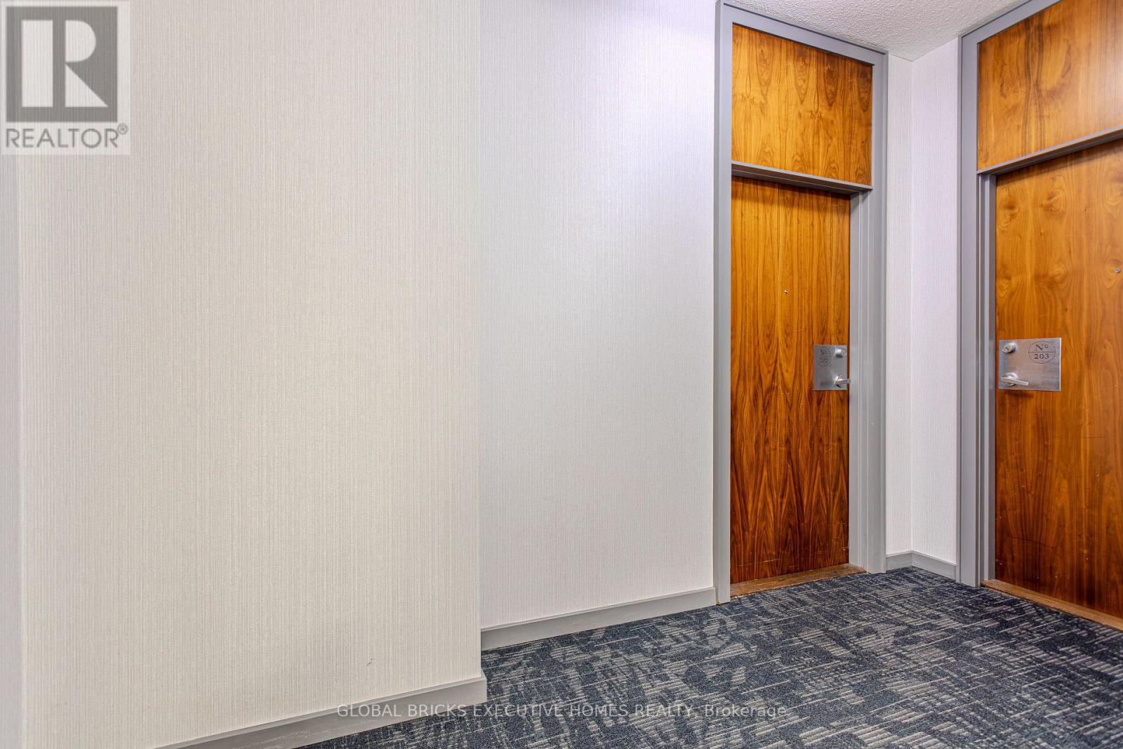 33 Elm Drive W, Mississauga, Ontario  L5B 4M2 - Photo 1 - W13626476