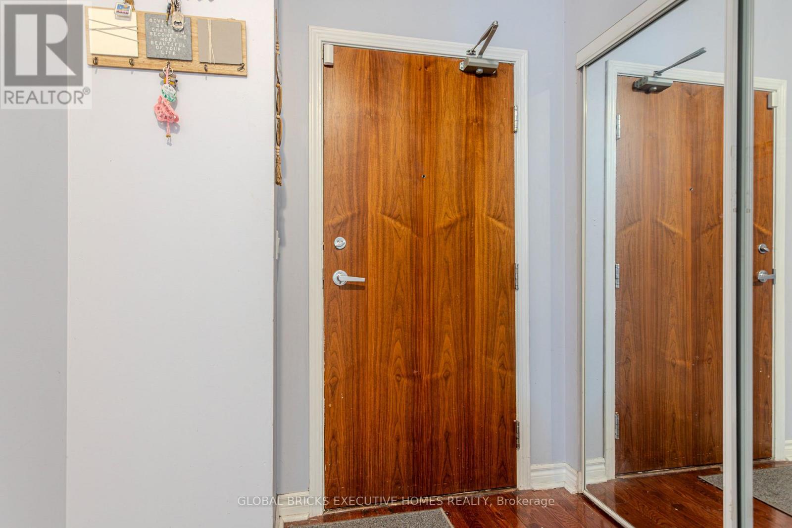 33 Elm Drive W, Mississauga, Ontario  L5B 4M2 - Photo 3 - W13626476