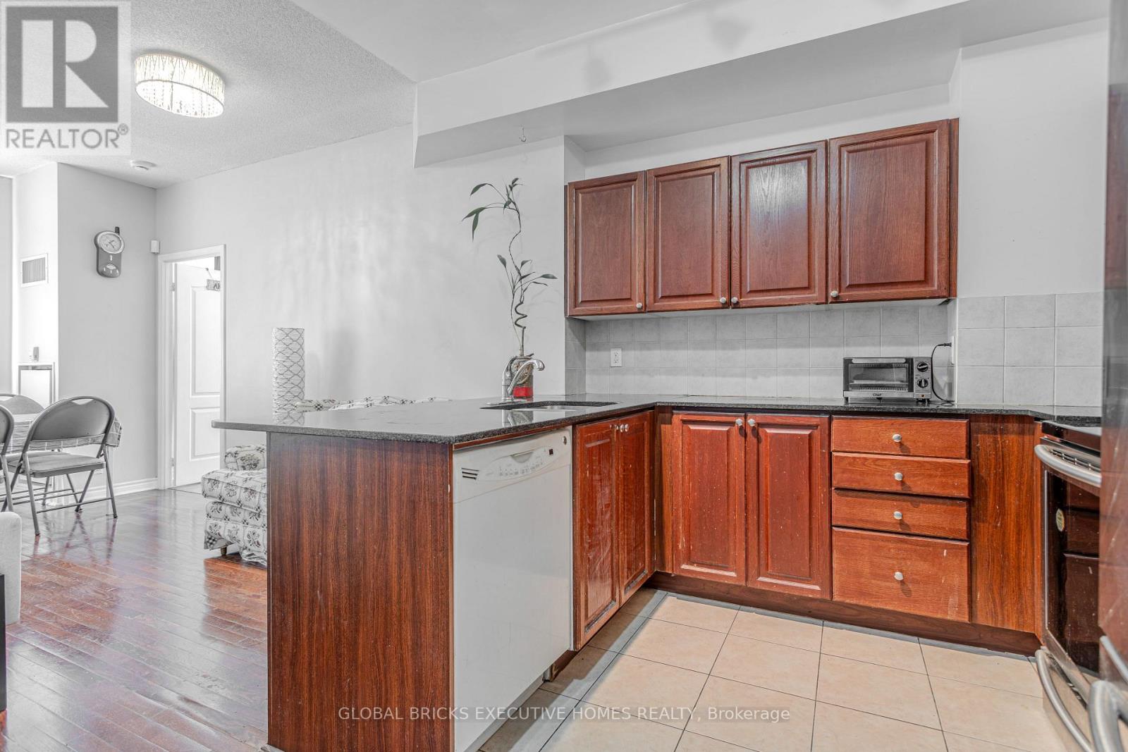 33 Elm Drive W, Mississauga, Ontario  L5B 4M2 - Photo 4 - W13626476