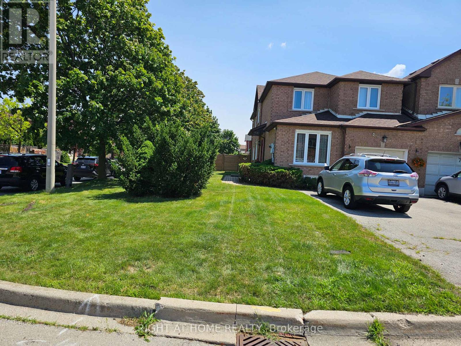 710 Ashprior Avenue, Mississauga, Ontario  L5R 3N8 - Photo 2 - W13626504