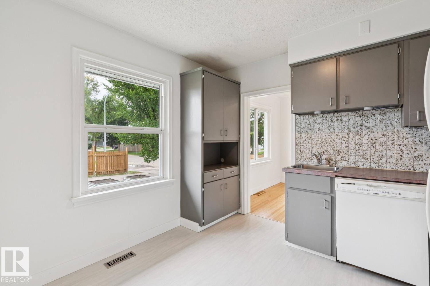 8202 93a Av NW NW, Edmonton, Alberta  T6C 1V6 - Photo 15 - E4501639