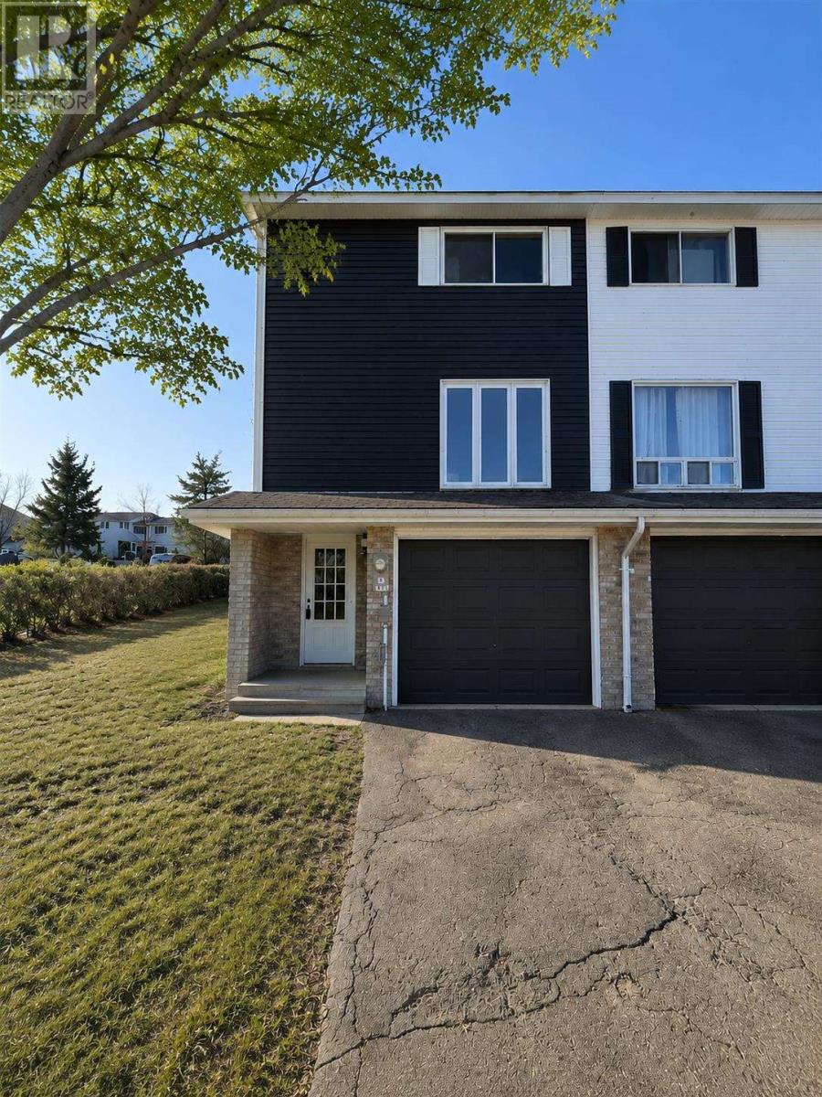 11 Forest PL