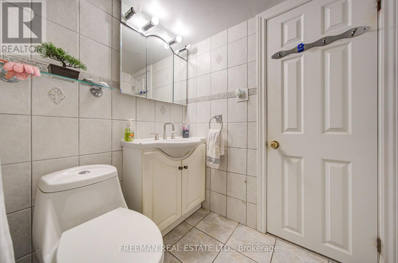 Bsmt - 723 Euclid Avenue, Toronto, Ontario  M6G 2V1 - Photo 23 - C13626604