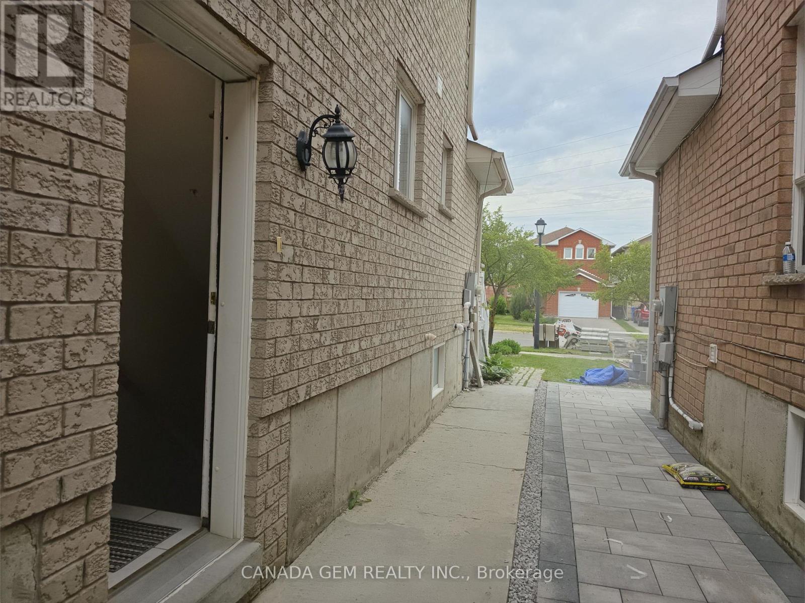 54 Clearmeadow Boulevard, Newmarket, Ontario L3X 2M6 - Photo 4 - N13487732