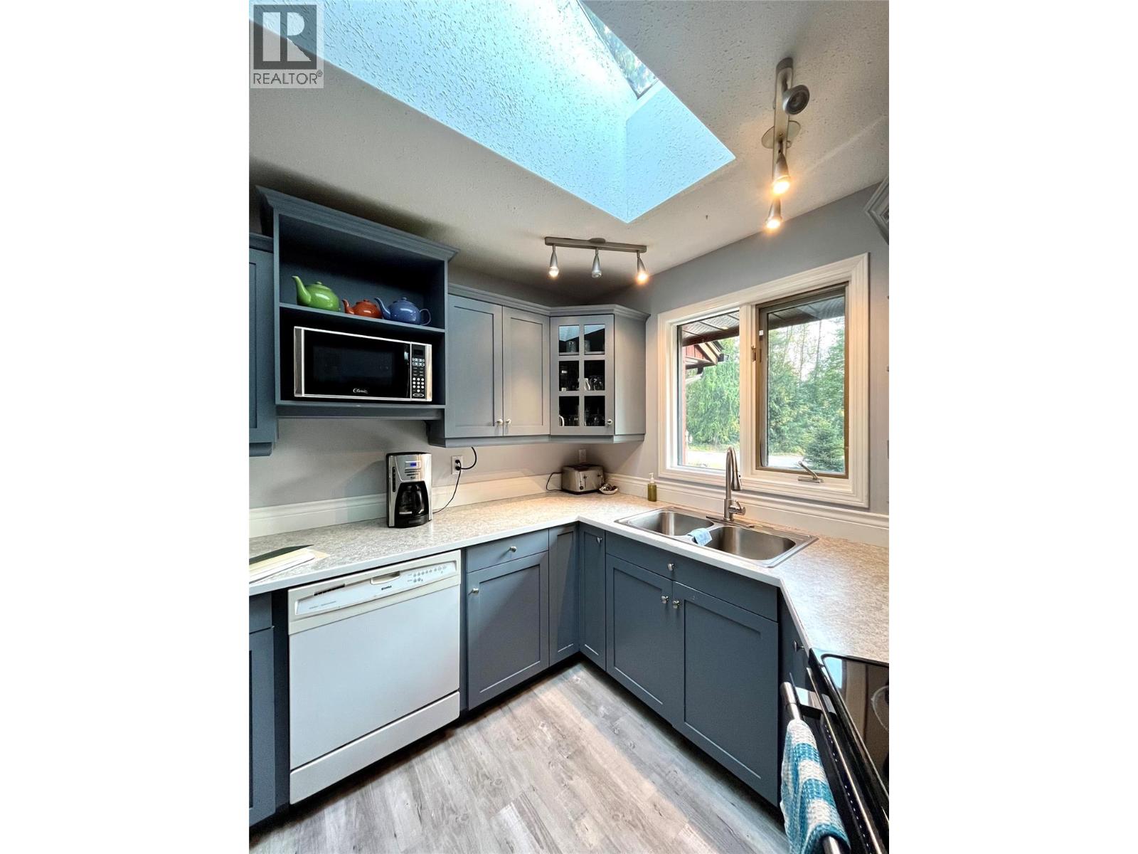225 6th Street, Nakusp, British Columbia V0G 1R0 - Photo 14 - 10396538