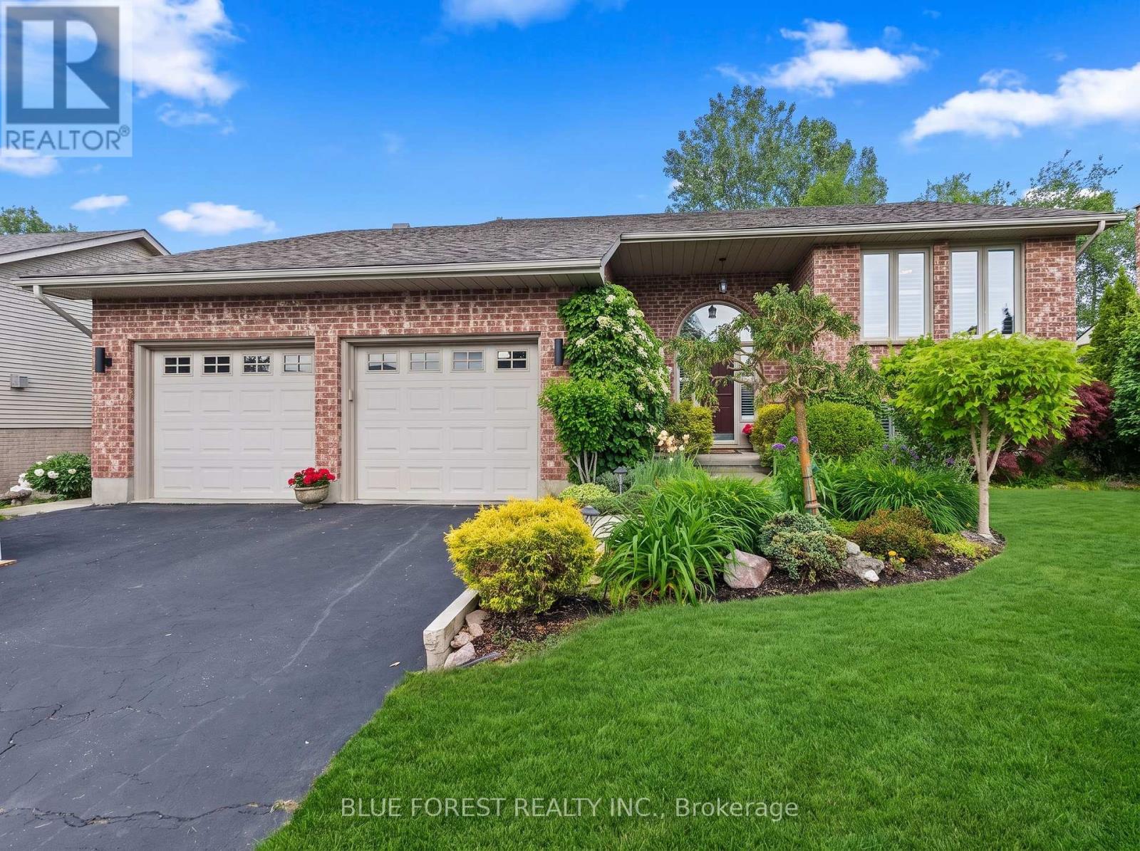 29 VILLAGE GATE CRESCENT, Thames Centre, Ontario