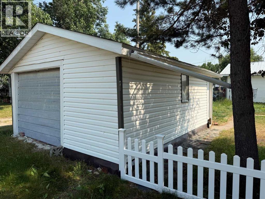 204 Whitney Street, Carmangay, Alberta  T0L 0N0 - Photo 4 - A2332316