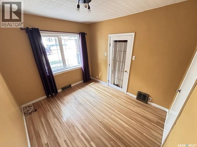 938 Iroquois Street W, Moose Jaw, Saskatchewan  S6H 5B6 - Photo 6 - SK044189
