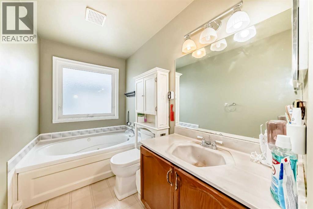 49 Applewood Court SE, Calgary, Alberta  T2A 7P7 - Photo 17 - A2331770