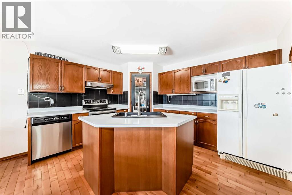 49 Applewood Court SE, Calgary, Alberta  T2A 7P7 - Photo 2 - A2331770