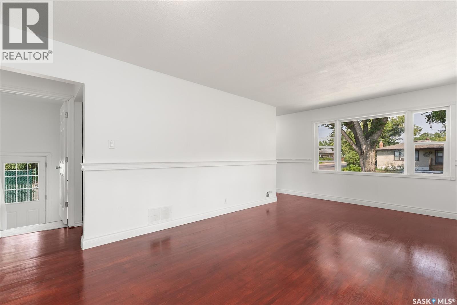 1300 Aberdeen Street, Regina, Saskatchewan S4T 5K2 - Photo 2 - SK044064