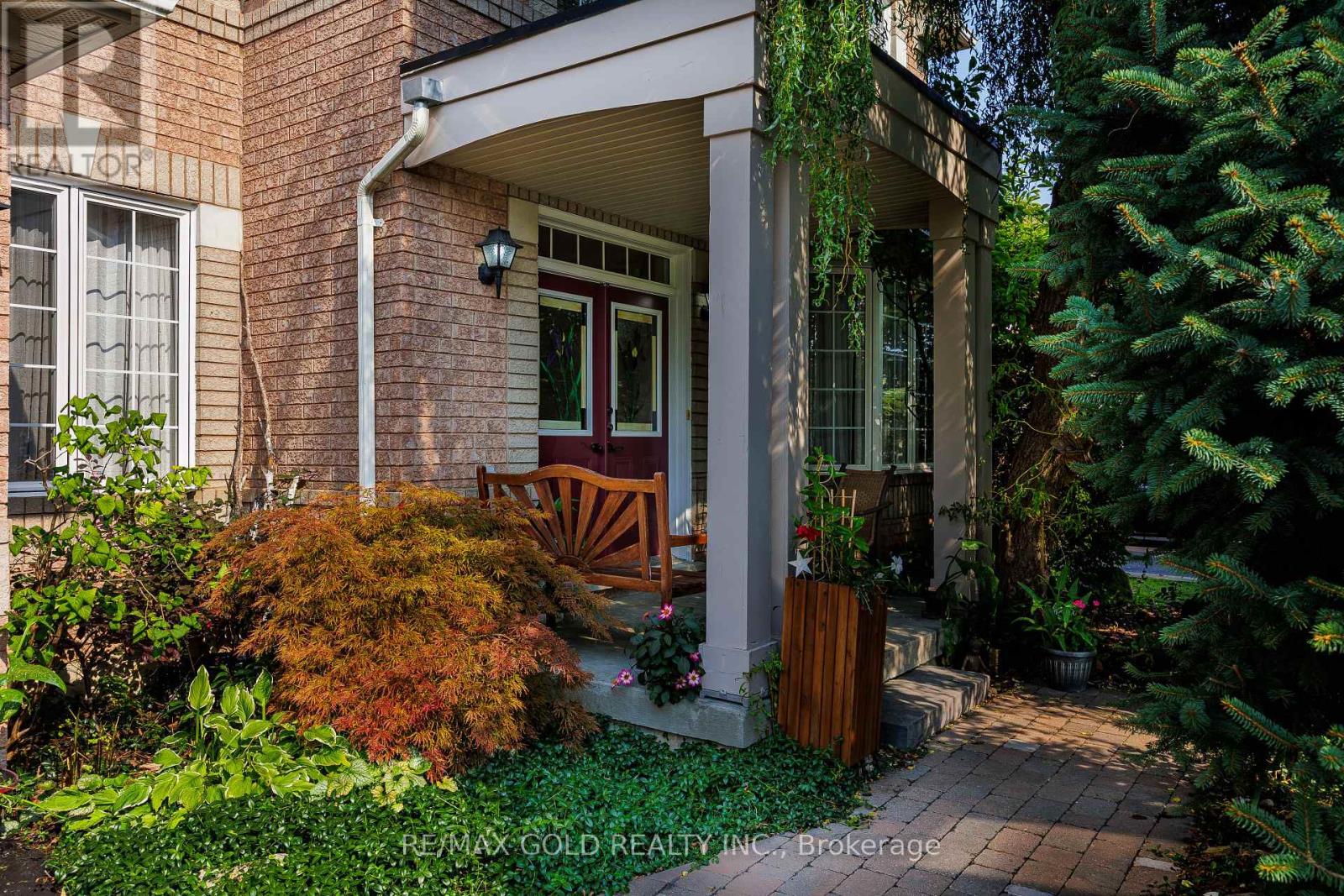 40 Maldives Crescent, Brampton, Ontario L6P 1L3 - Photo 2 - W13623324