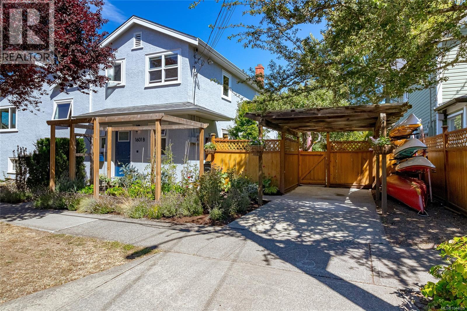 B 1601 Haultain St, Victoria, British Columbia  V8R 2K6 - Photo 1 - 1044625