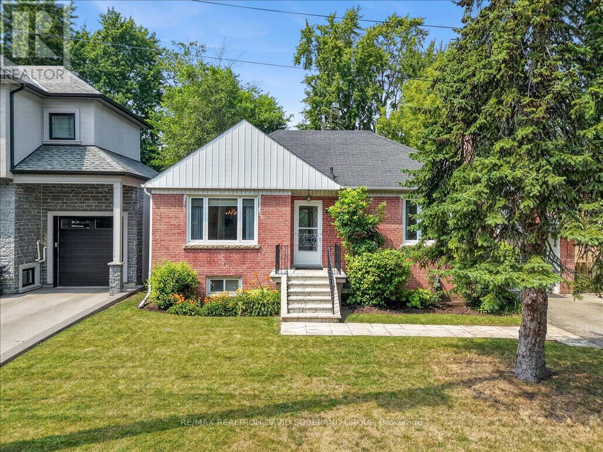 <div class="slider-price">$799,900</div><p>42 De Quincy Boulevard, Toronto, Ontario</p>