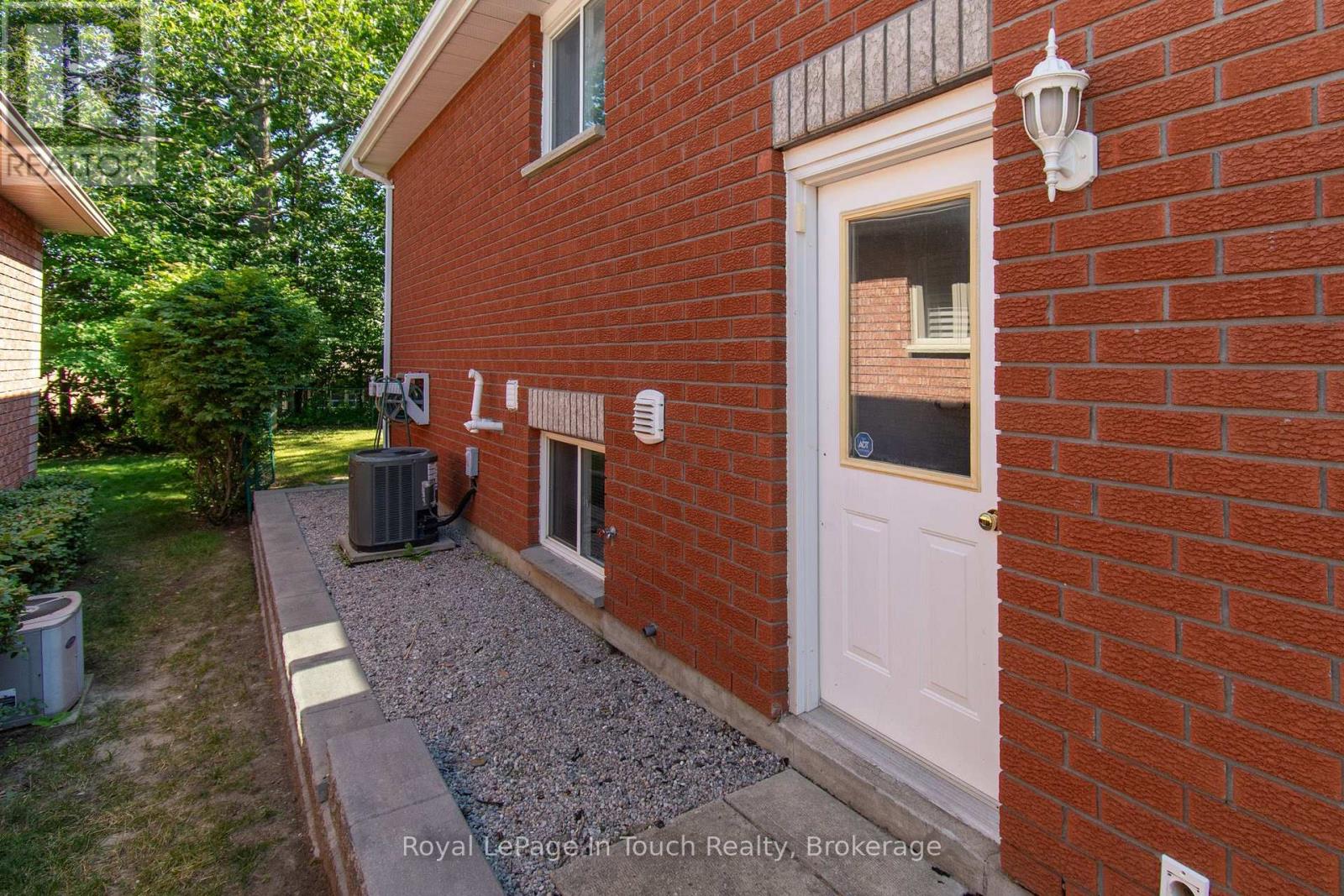 30 Charles Street, Penetanguishene, Ontario  L9M 2G7 - Photo 9 - S13627130