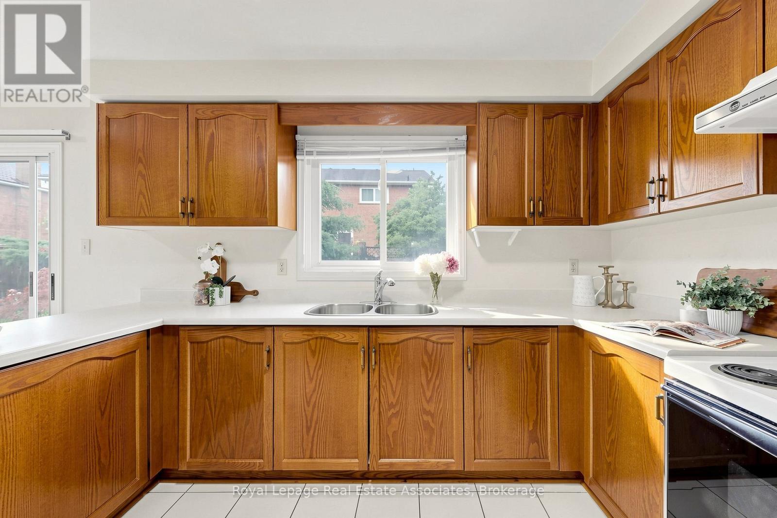 9 Kingsplate Crescent, Toronto, Ontario  M9W 6X6 - Photo 15 - W13452748