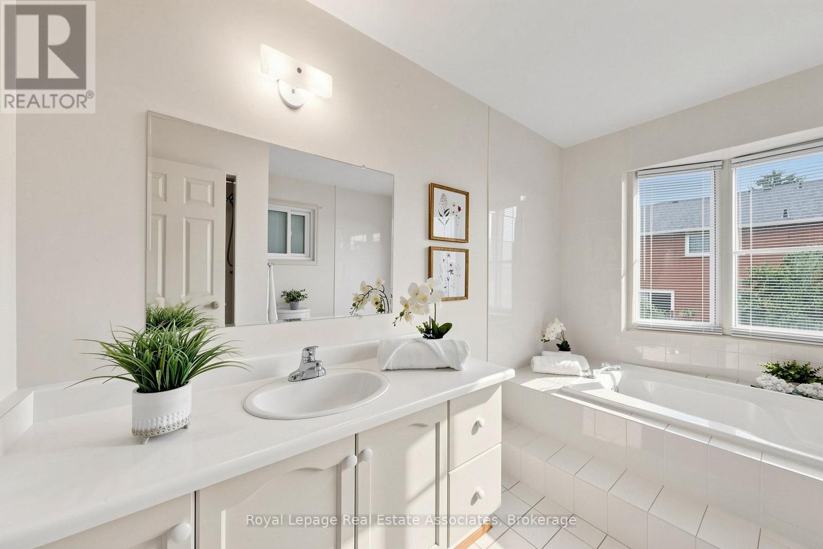 9 Kingsplate Crescent, Toronto, Ontario  M9W 6X6 - Photo 31 - W13452748