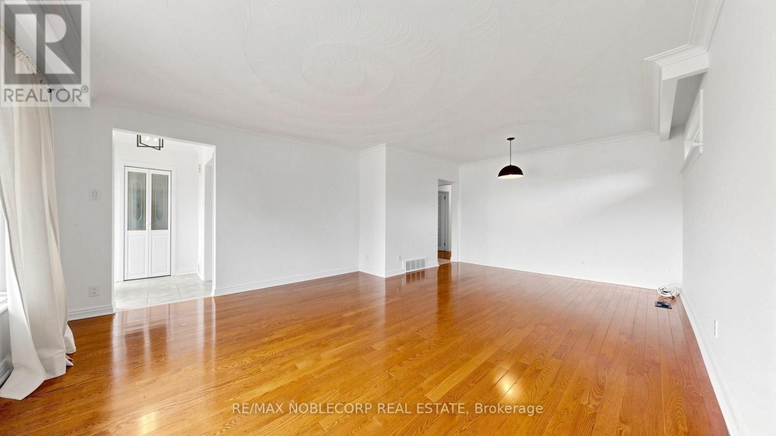 8 Summerfield Crescent, Toronto, Ontario  M9M 3X3 - Photo 12 - W13627106