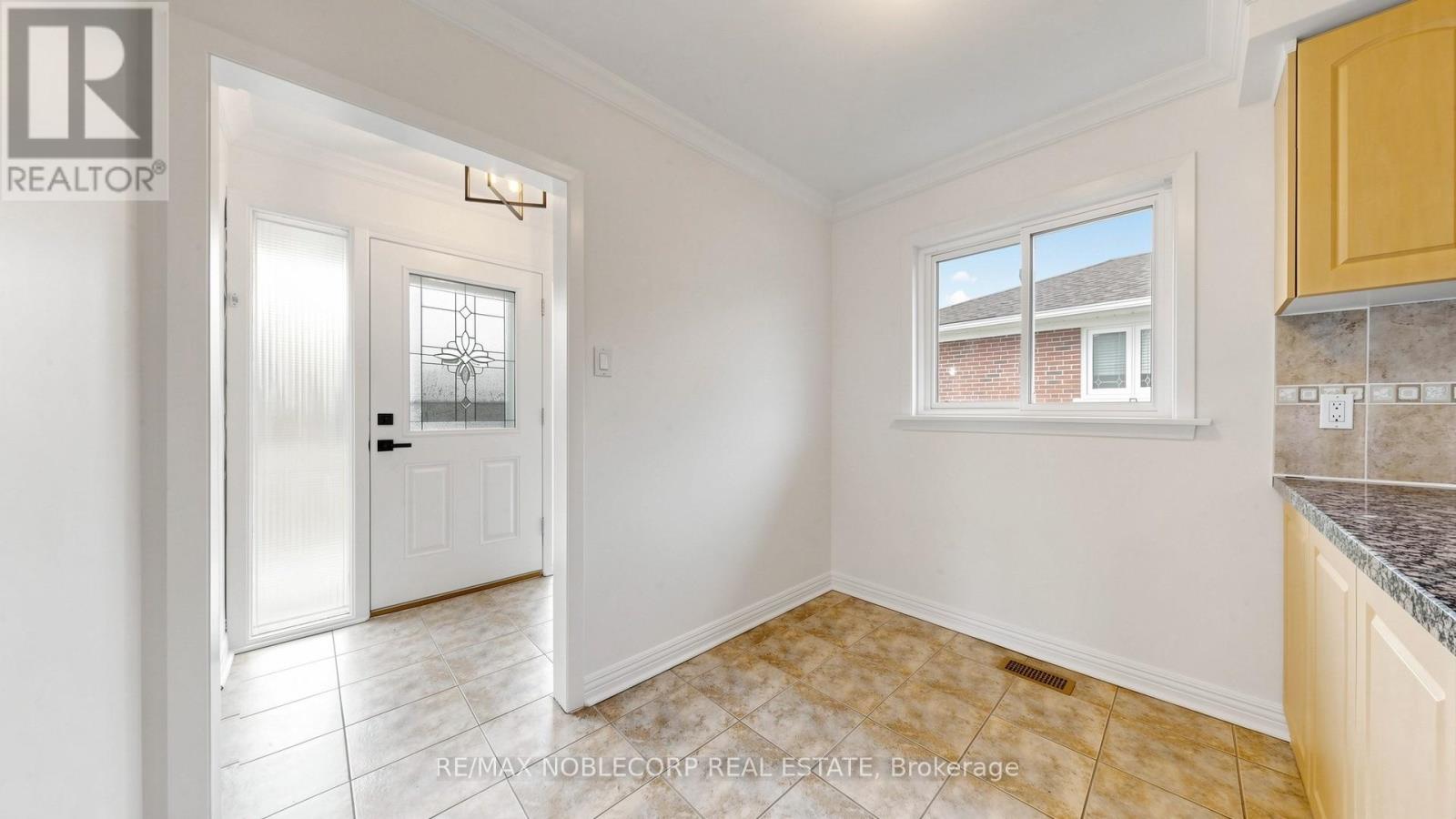 8 Summerfield Crescent, Toronto, Ontario  M9M 3X3 - Photo 15 - W13627106