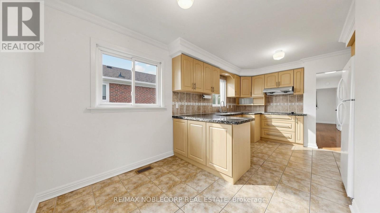8 Summerfield Crescent, Toronto, Ontario  M9M 3X3 - Photo 16 - W13627106