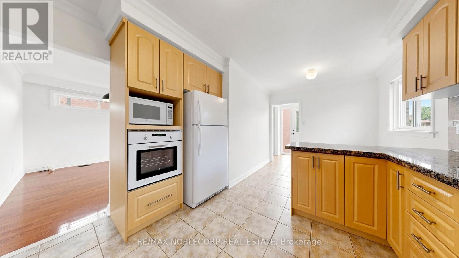 8 Summerfield Crescent, Toronto, Ontario  M9M 3X3 - Photo 17 - W13627106