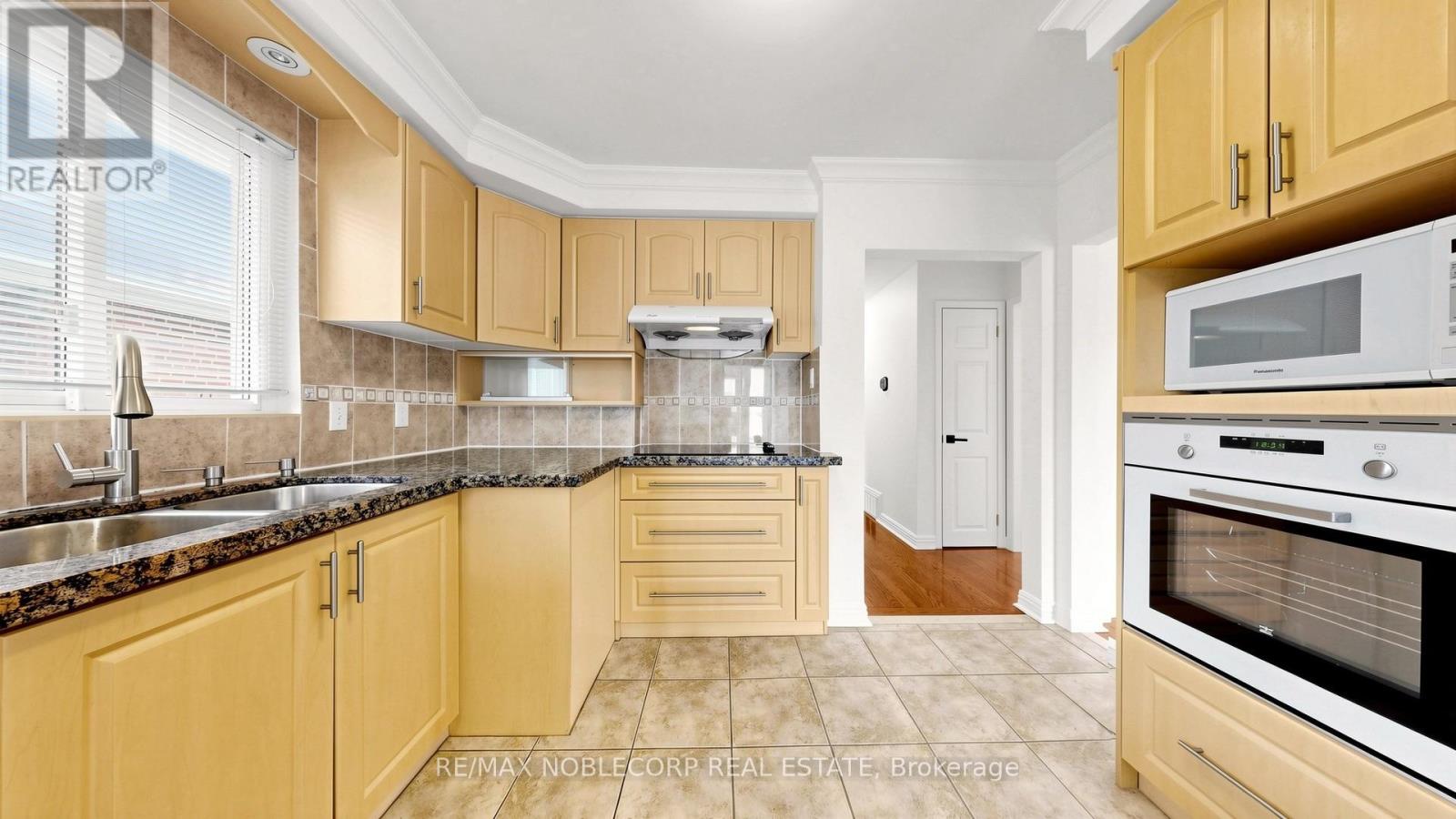 8 Summerfield Crescent, Toronto, Ontario  M9M 3X3 - Photo 18 - W13627106