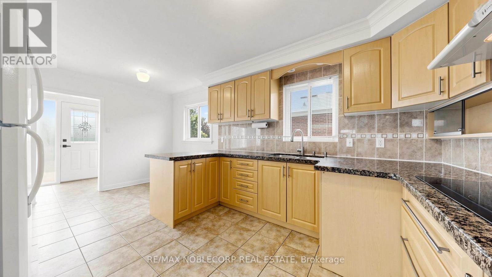 8 Summerfield Crescent, Toronto, Ontario  M9M 3X3 - Photo 19 - W13627106