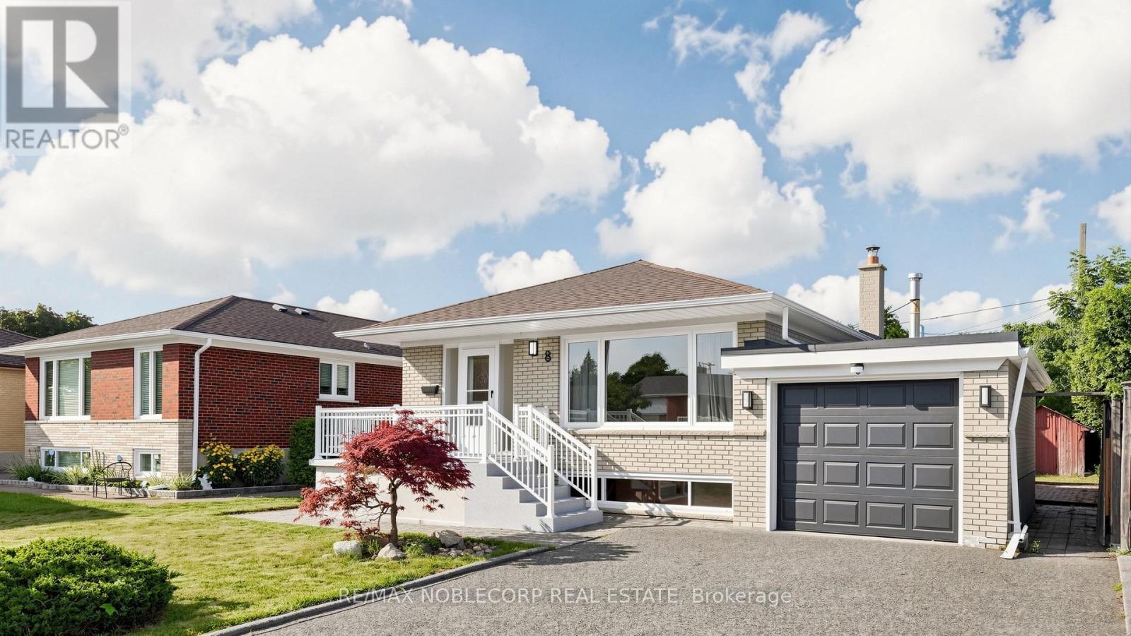 8 Summerfield Crescent, Toronto, Ontario  M9M 3X3 - Photo 2 - W13627106