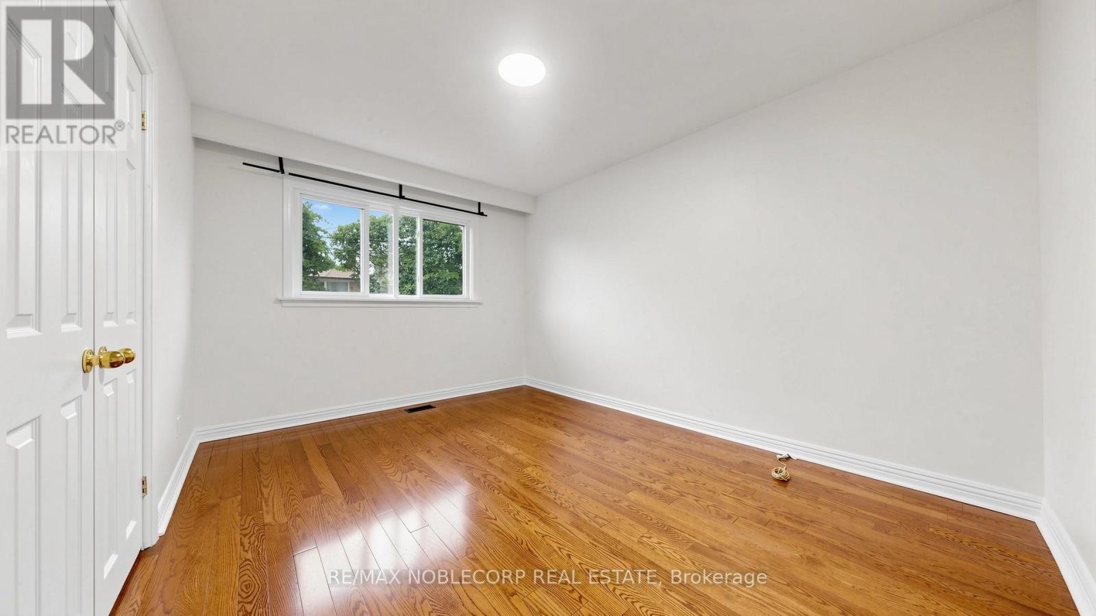 8 Summerfield Crescent, Toronto, Ontario  M9M 3X3 - Photo 20 - W13627106
