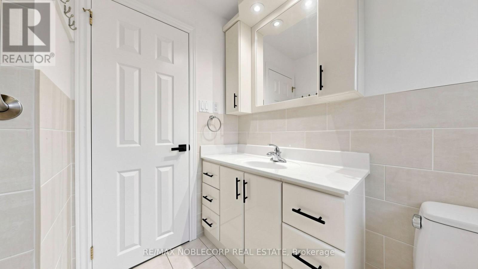 8 Summerfield Crescent, Toronto, Ontario  M9M 3X3 - Photo 26 - W13627106