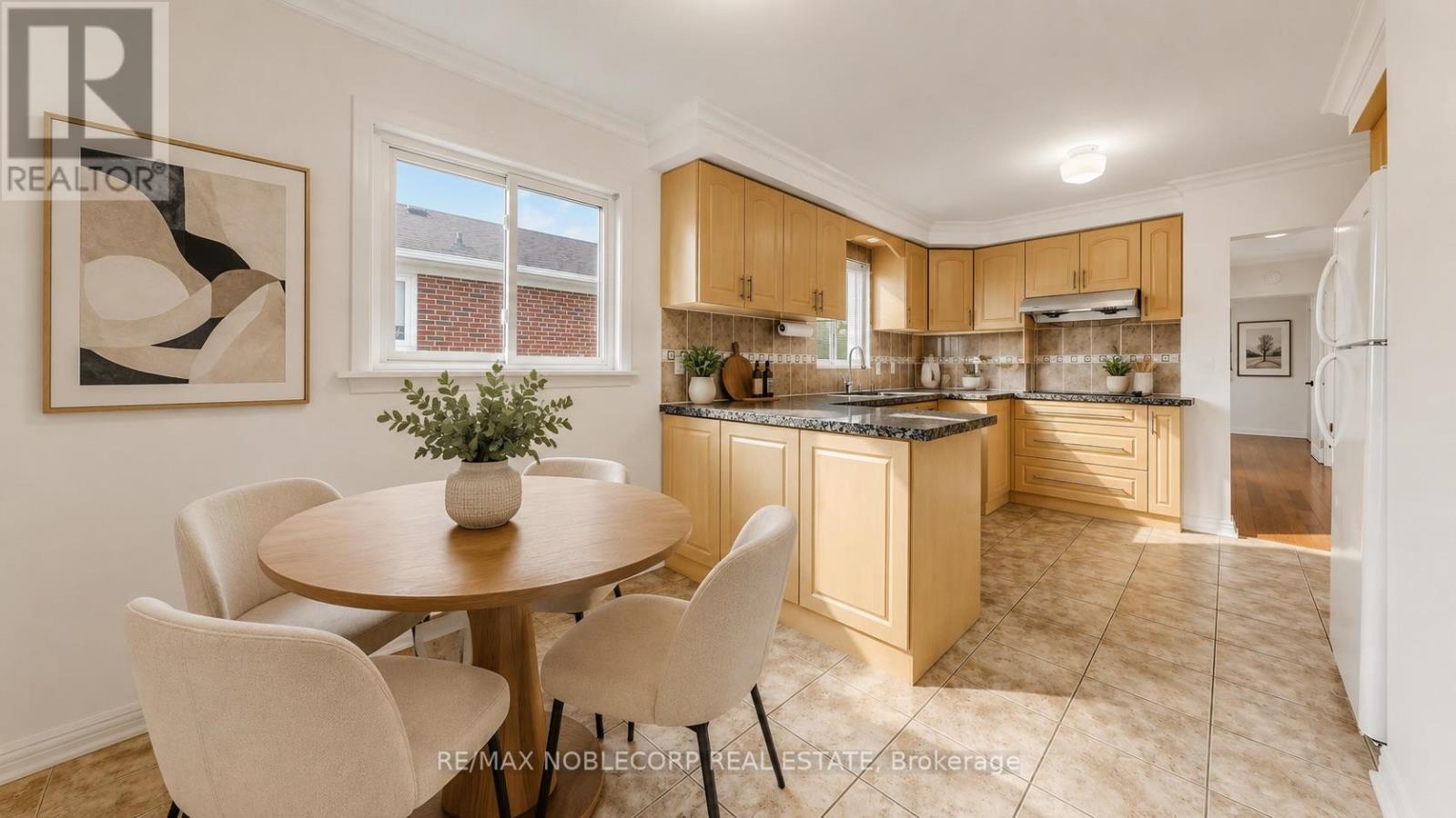 8 Summerfield Crescent, Toronto, Ontario  M9M 3X3 - Photo 3 - W13627106