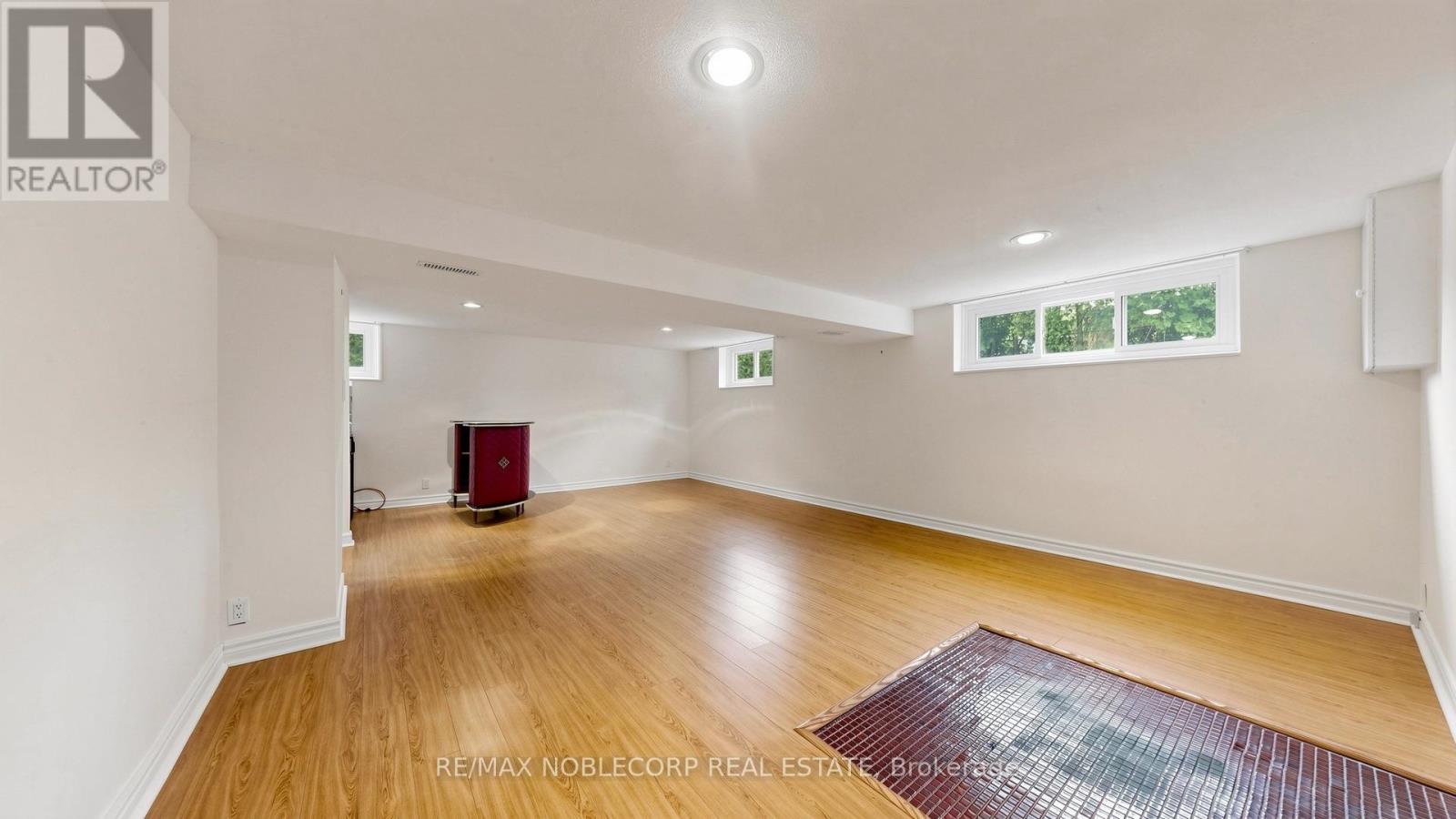 8 Summerfield Crescent, Toronto, Ontario  M9M 3X3 - Photo 30 - W13627106