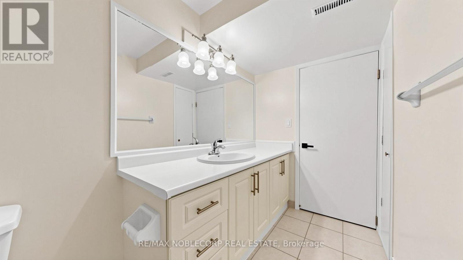 8 Summerfield Crescent, Toronto, Ontario  M9M 3X3 - Photo 35 - W13627106