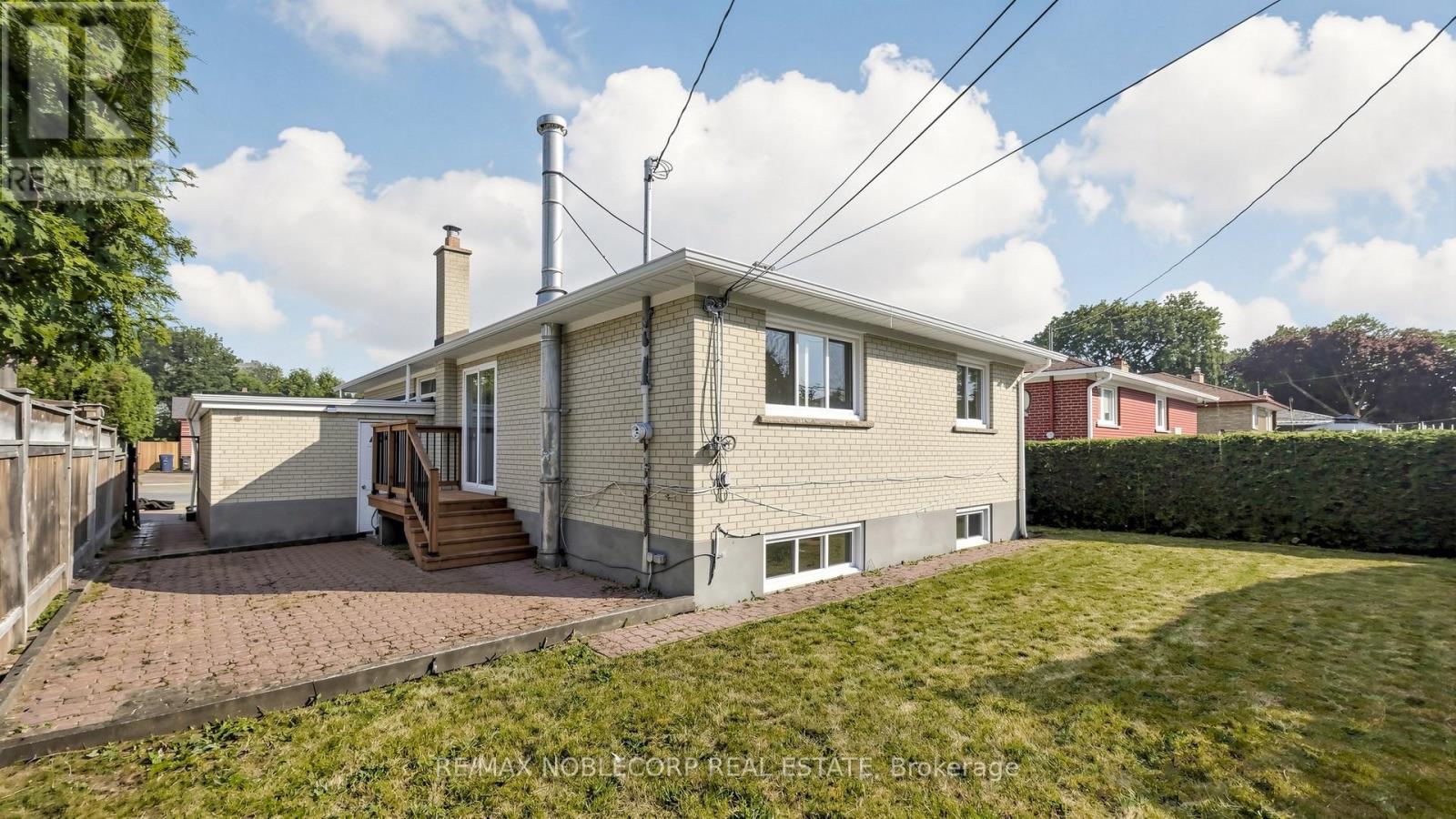 8 Summerfield Crescent, Toronto, Ontario  M9M 3X3 - Photo 40 - W13627106