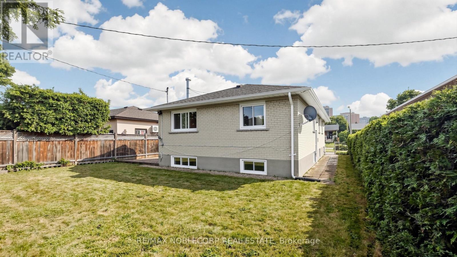 8 Summerfield Crescent, Toronto, Ontario  M9M 3X3 - Photo 41 - W13627106
