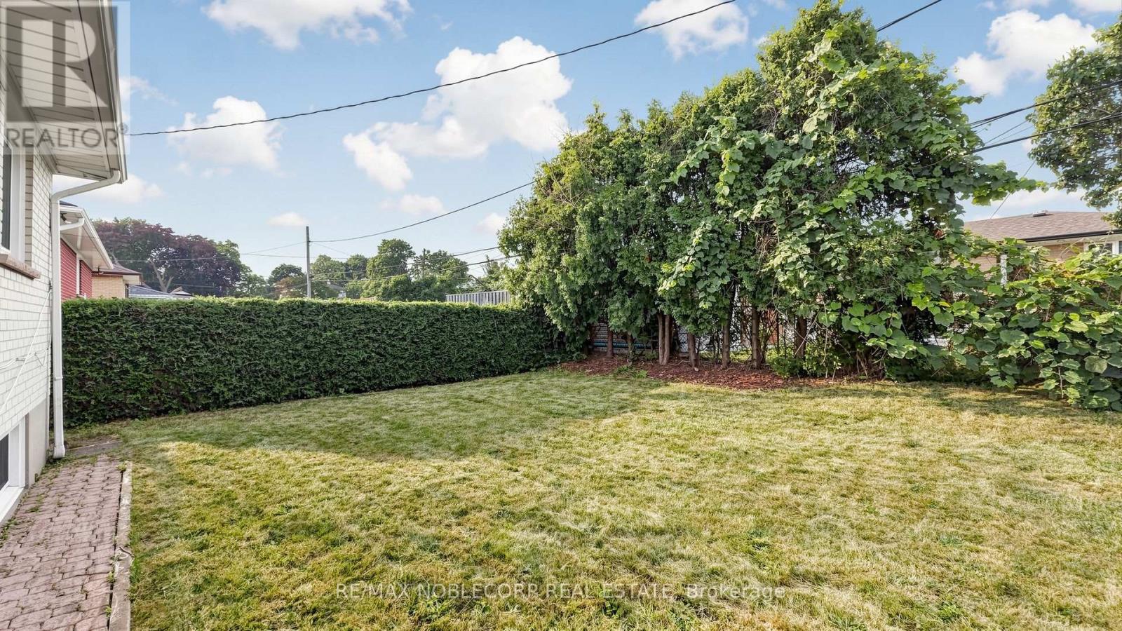 8 Summerfield Crescent, Toronto, Ontario  M9M 3X3 - Photo 42 - W13627106