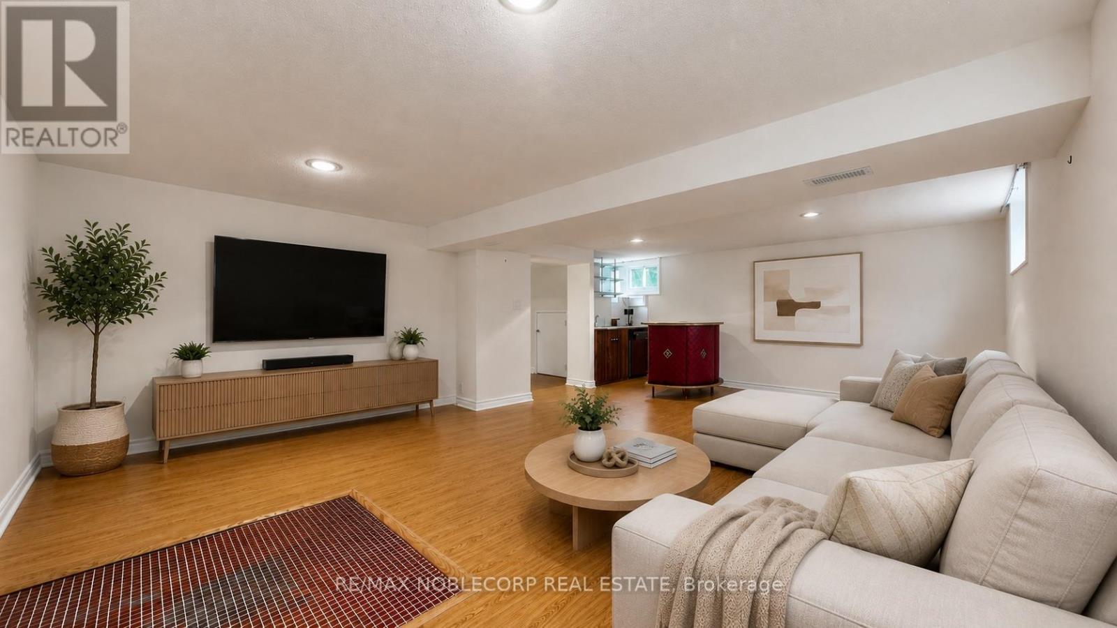 8 Summerfield Crescent, Toronto, Ontario  M9M 3X3 - Photo 9 - W13627106