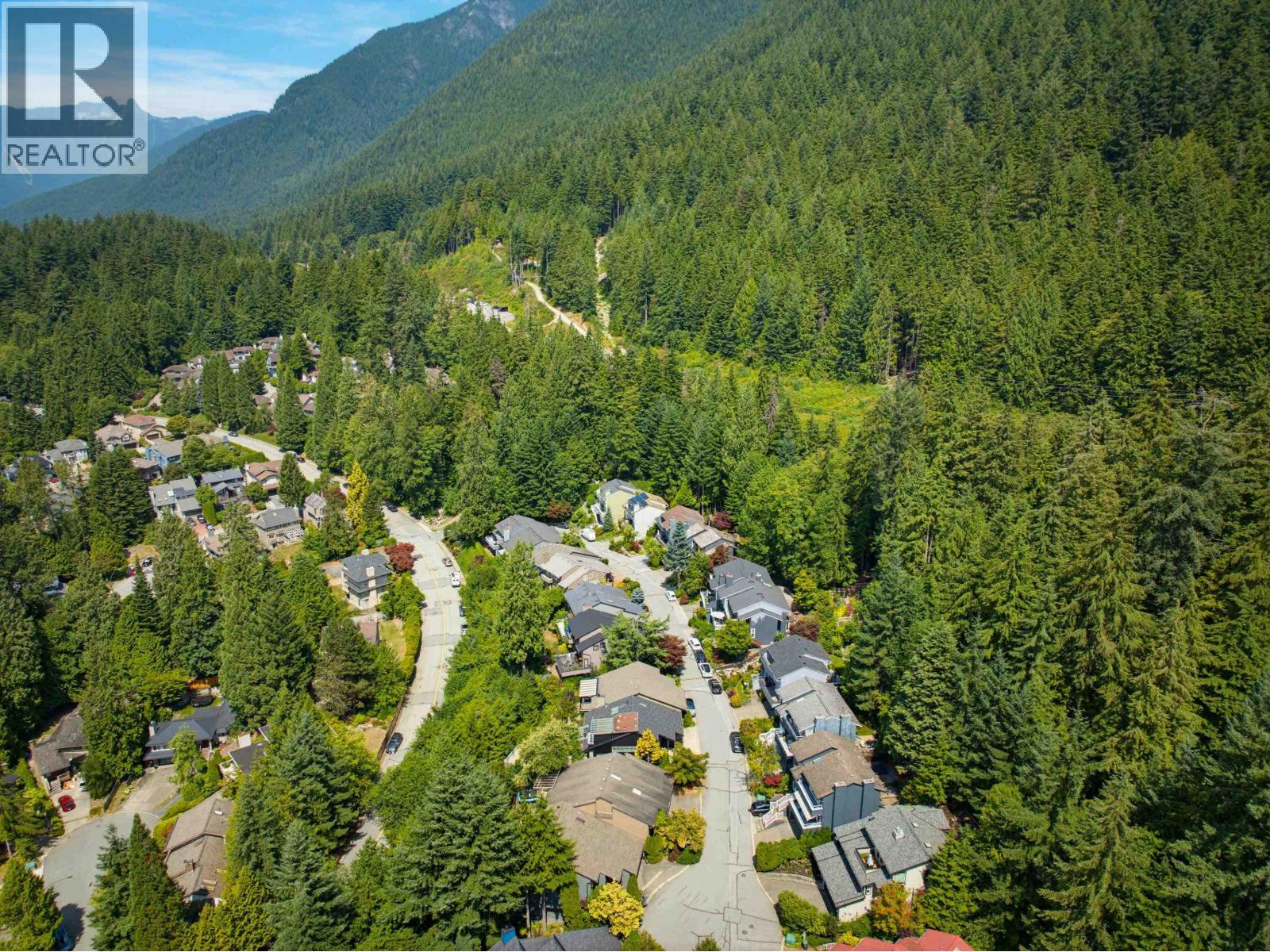 5623 Eagle Court, North Vancouver, British Columbia  V7R 4V4 - Photo 2 - R3150275