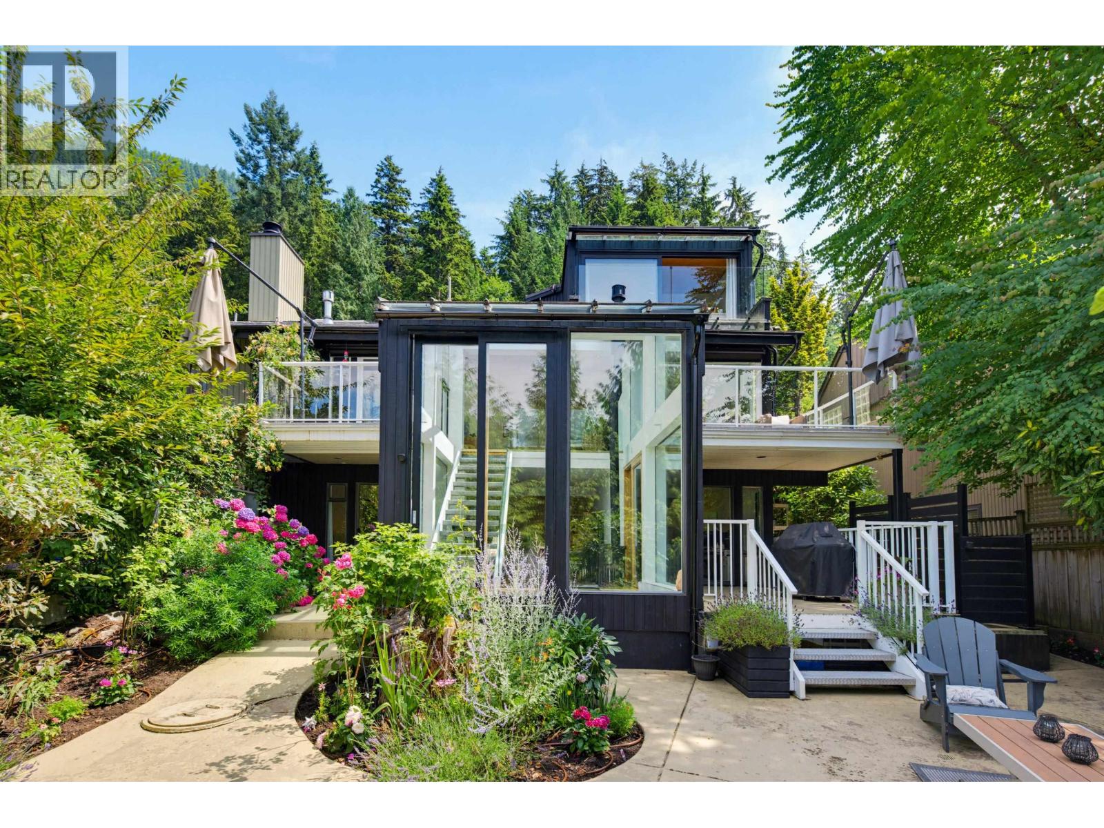 5623 Eagle Court, North Vancouver, British Columbia  V7R 4V4 - Photo 3 - R3150275