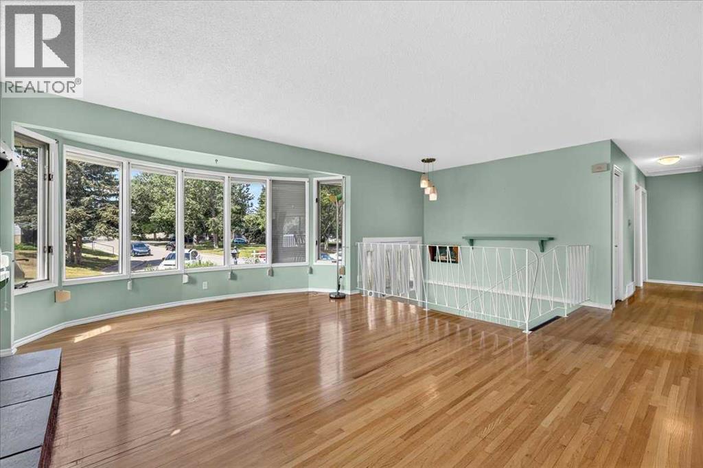 7727 Bowcliffe Crescent NW, Calgary, Alberta  T3B 2S6 - Photo 7 - A2328949