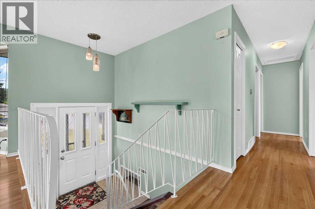 7727 Bowcliffe Crescent NW, Calgary, Alberta  T3B 2S6 - Photo 6 - A2328949