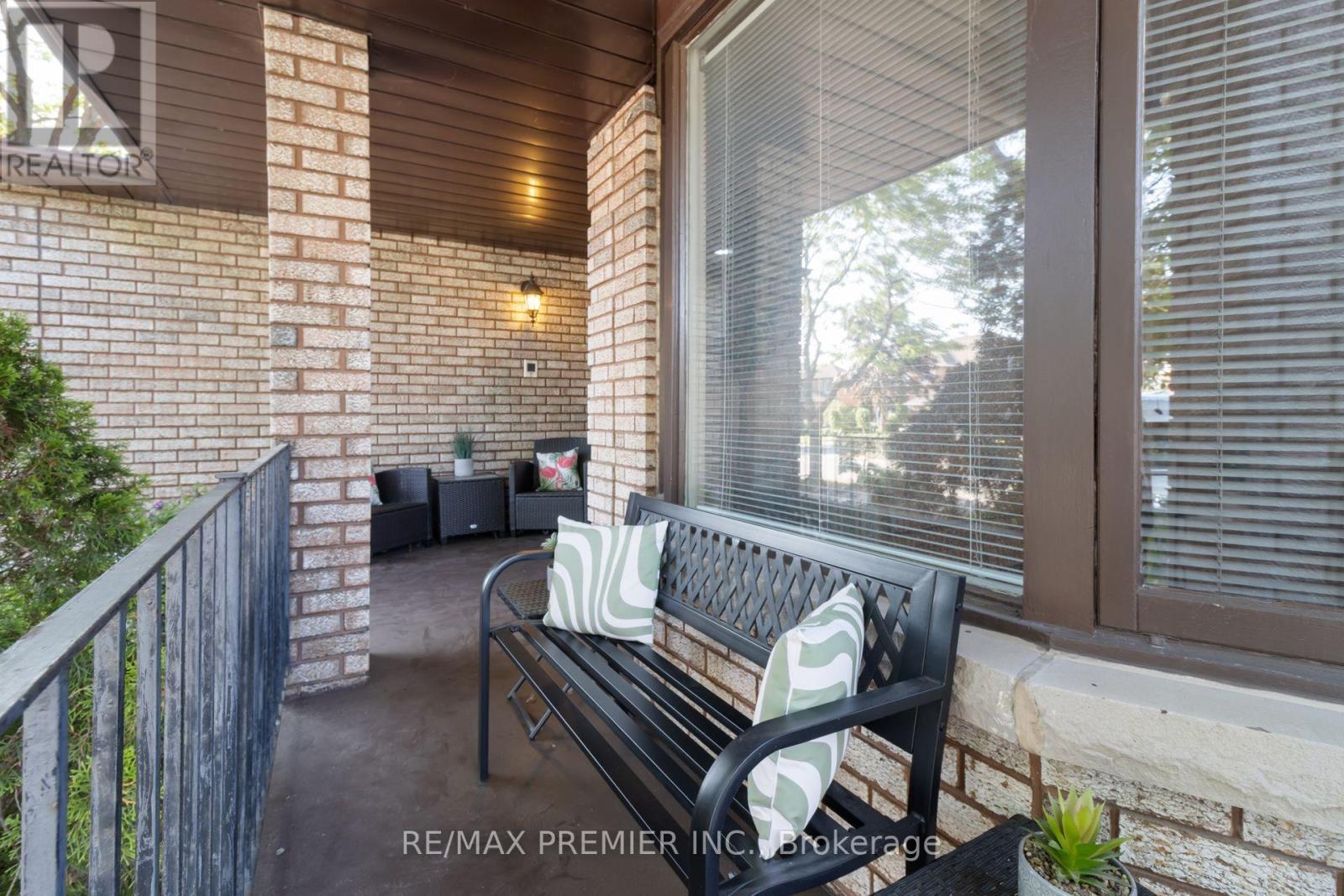 85 Calgary Gardens, Vaughan, Ontario  L4L 8B3 - Photo 2 - N13627216