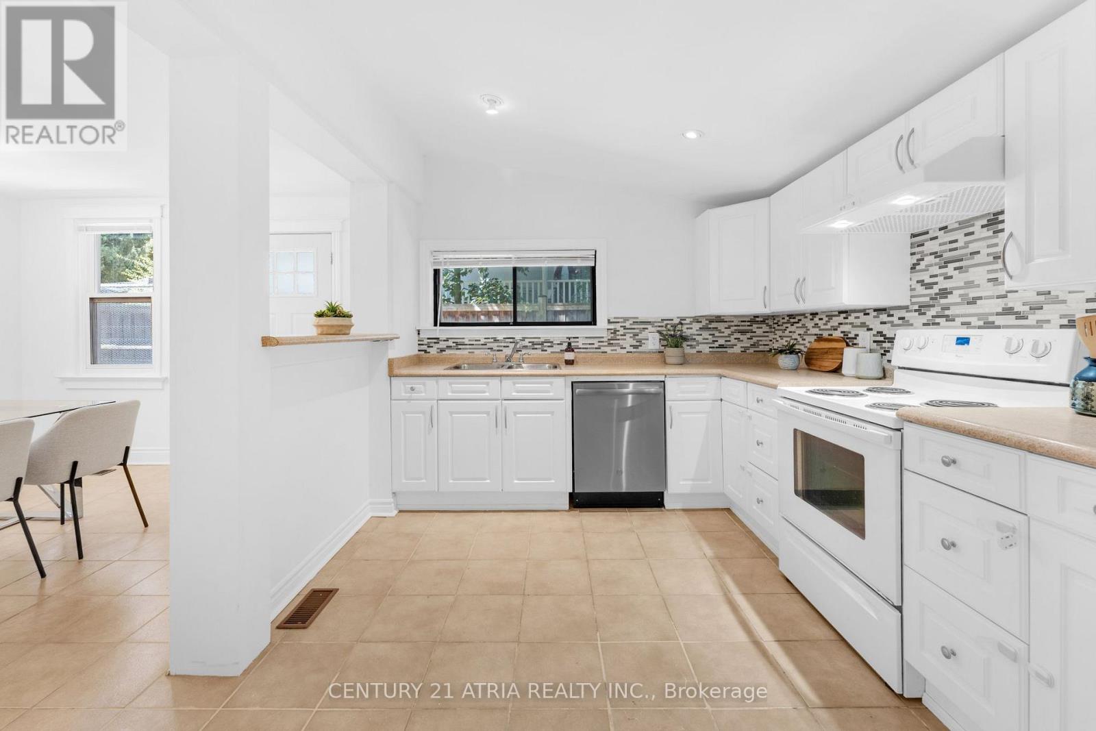 609 Pearson Street, Newmarket, Ontario  L3Y 1G4 - Photo 6 - N13627236