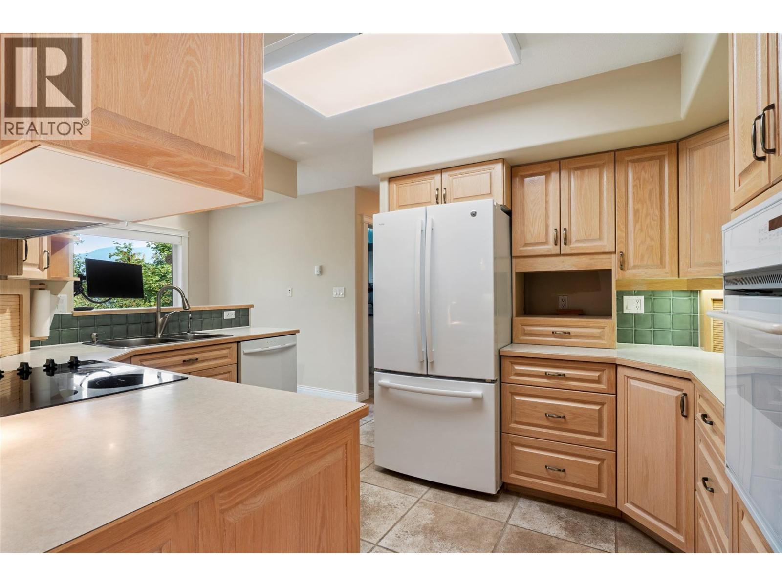 151 25 Street NE, Salmon Arm, British Columbia  V1E 2A8 - Photo 11 - 10396098