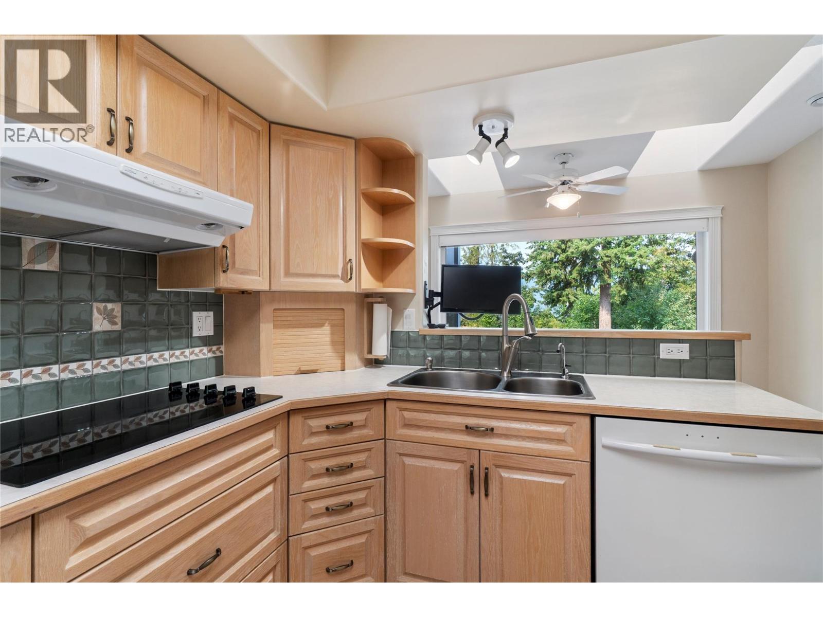 151 25 Street NE, Salmon Arm, British Columbia  V1E 2A8 - Photo 14 - 10396098