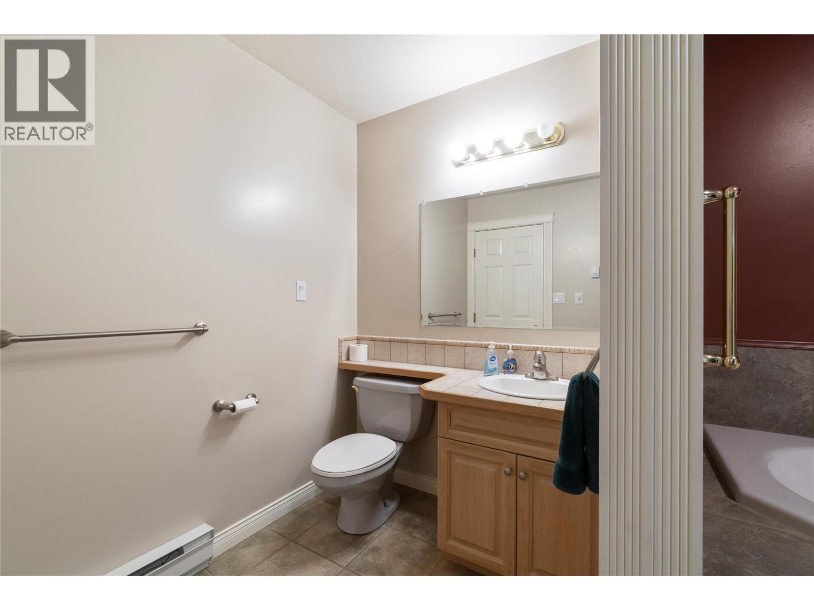 151 25 Street NE, Salmon Arm, British Columbia  V1E 2A8 - Photo 30 - 10396098