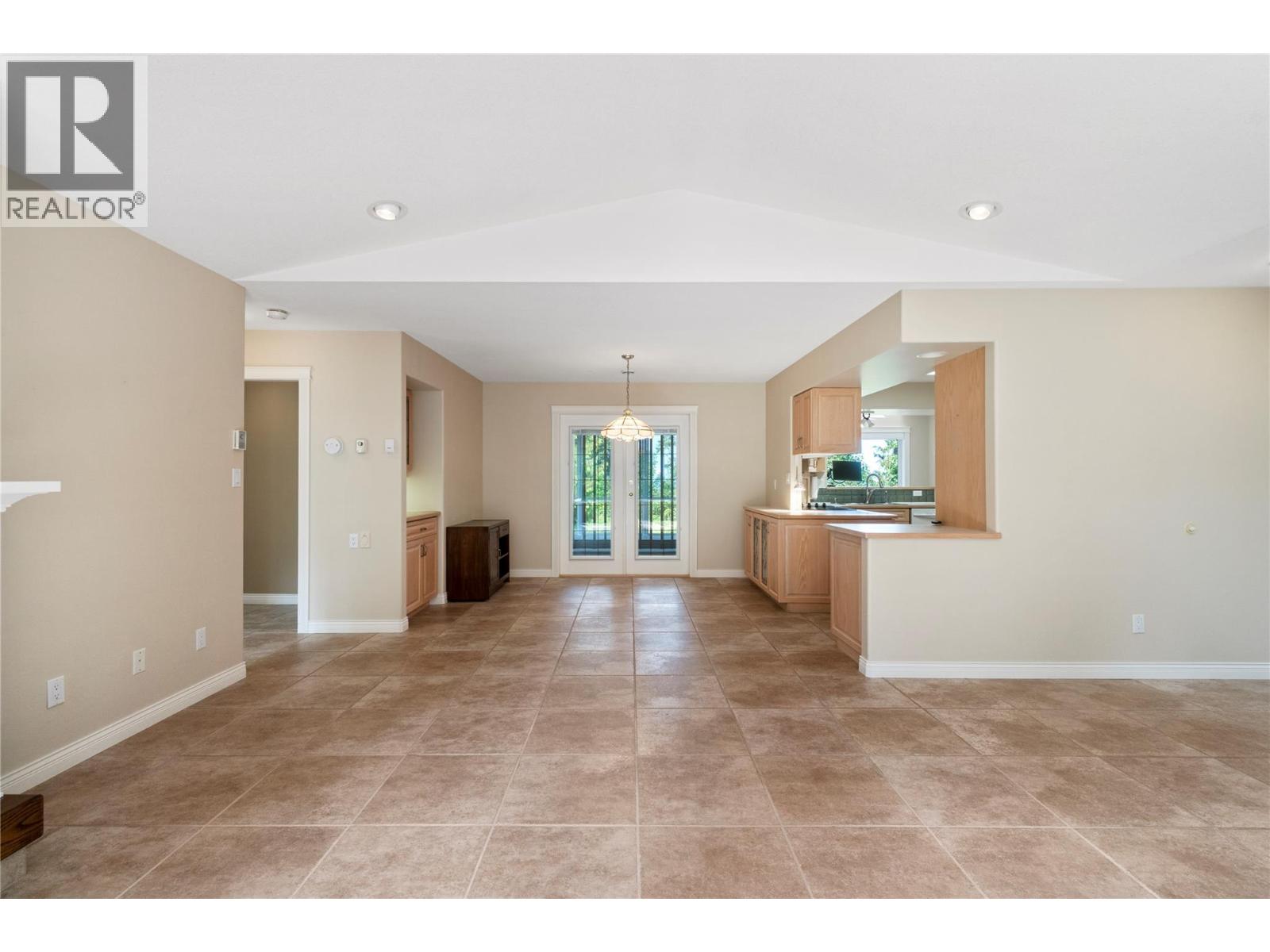 151 25 Street NE, Salmon Arm, British Columbia  V1E 2A8 - Photo 7 - 10396098