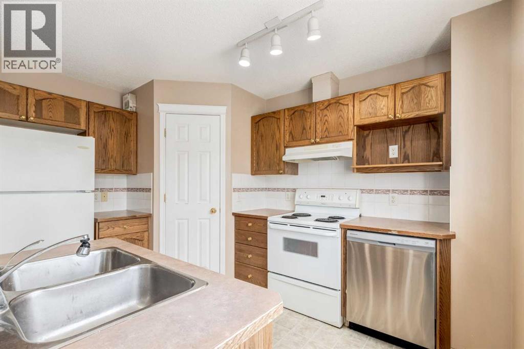 109 Hidden Creek Gardens Nw, Calgary, Alberta  T3A 6J4 - Photo 7 - A2321962