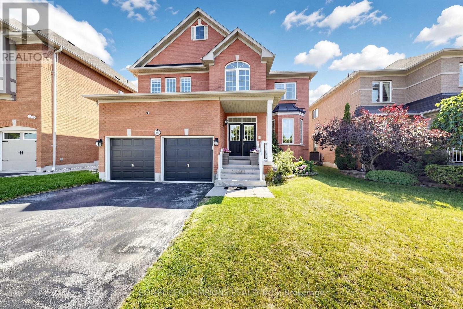 19 Tweedie Crescent, Whitby, Ontario  L1P 1X4 - Photo 2 - E13627352
