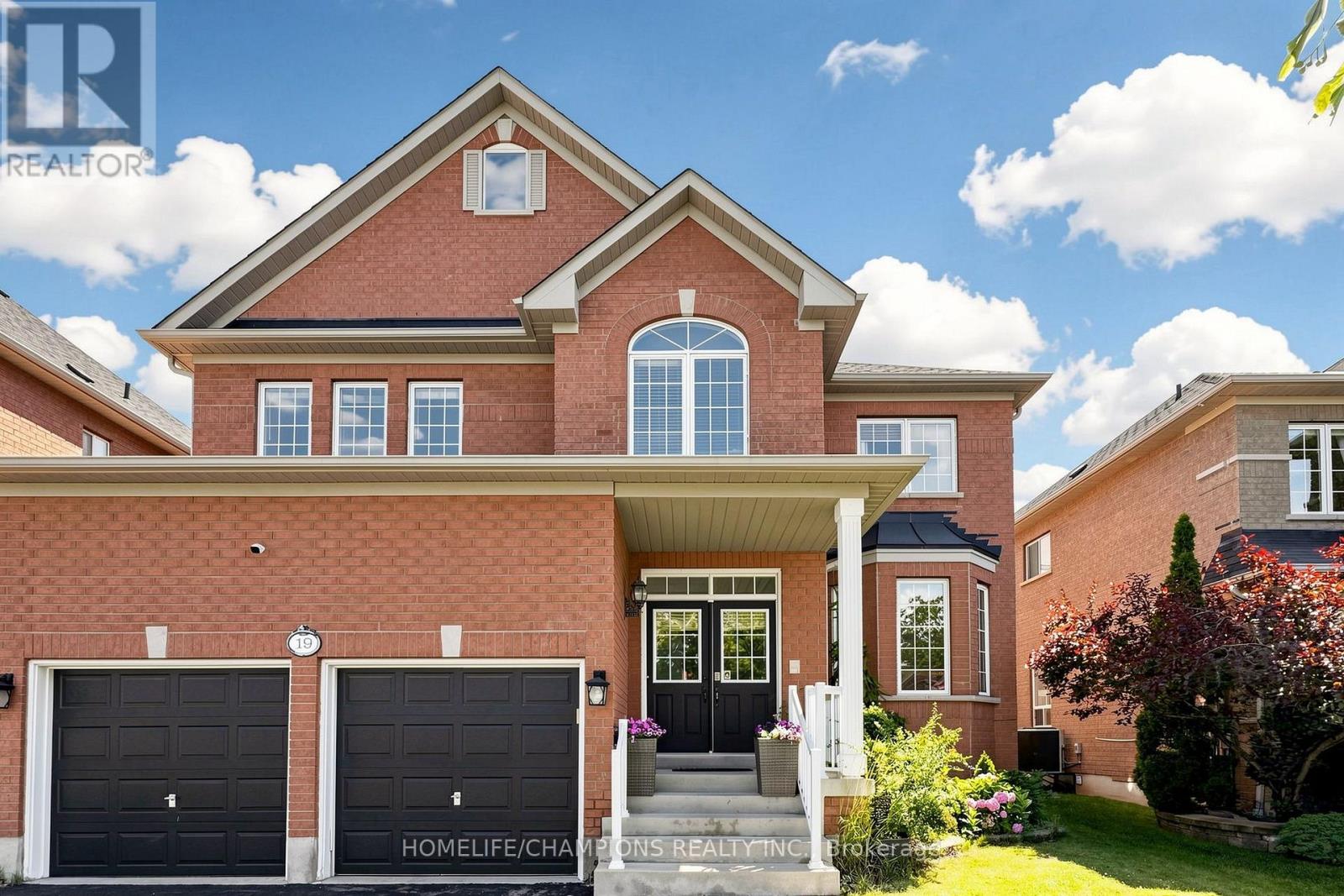 19 Tweedie Crescent, Whitby, Ontario  L1P 1X4 - Photo 3 - E13627352